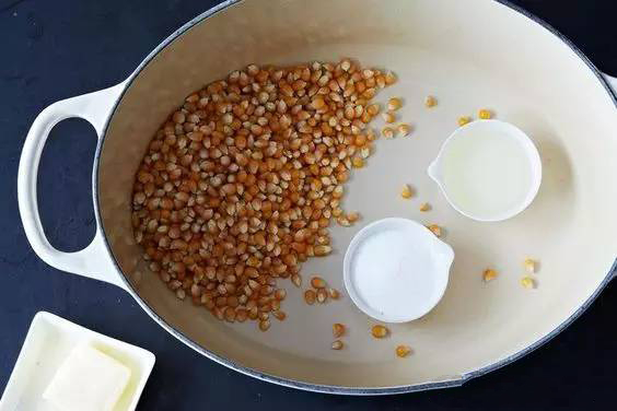 White enamel coating on the inside of the pan